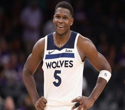 西甲半场：安东尼闪击，费兰戴帽，巴萨暂4-1贝蒂斯（西甲半场：安东尼先拔头筹，费兰戴帽，巴萨4-1暂领先贝蒂斯）