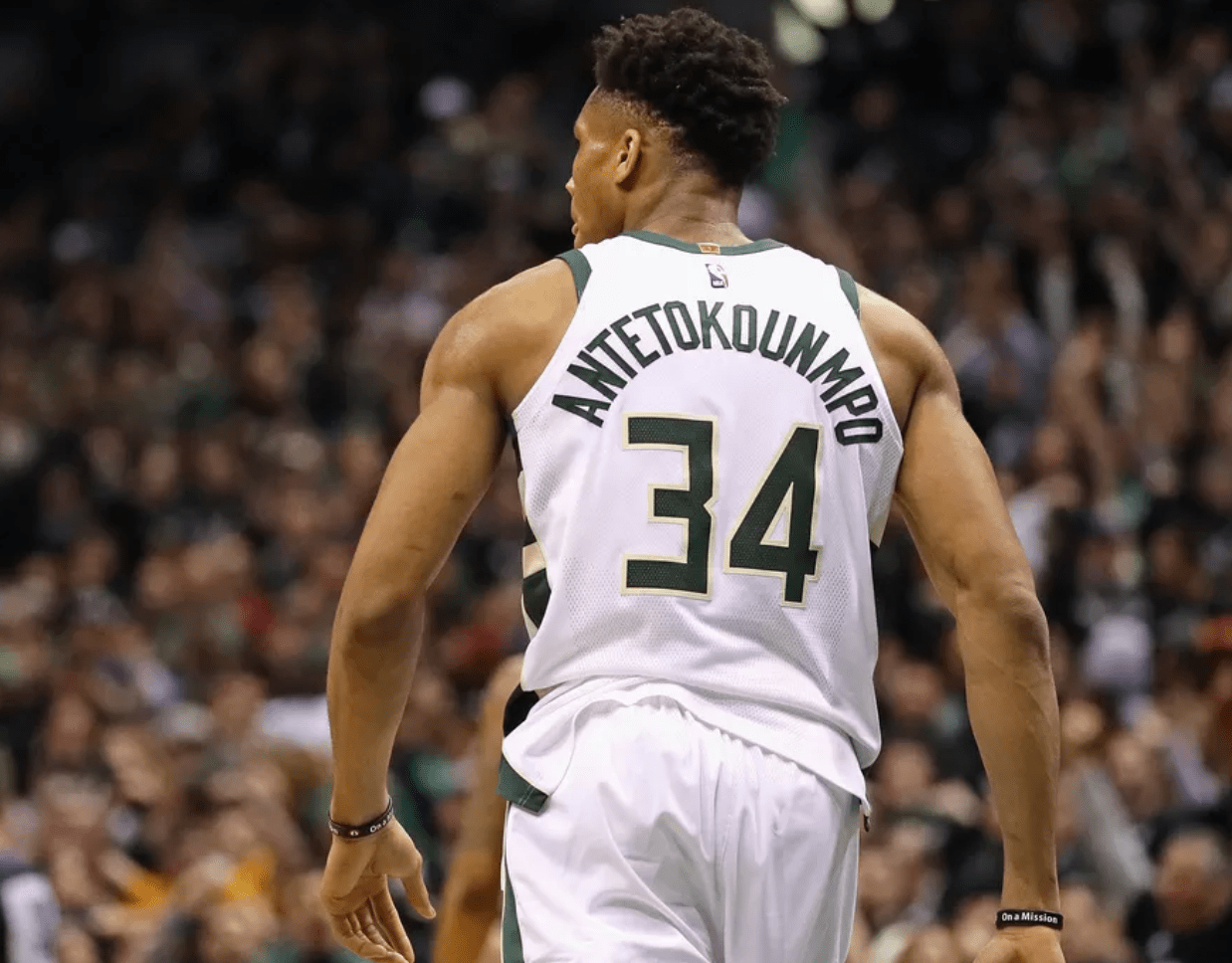 都体：英超三队想引进道格拉斯-路易斯，费内巴切也有意（都体：英超三队追逐道格拉斯-路易斯，费内巴切加入争夺）