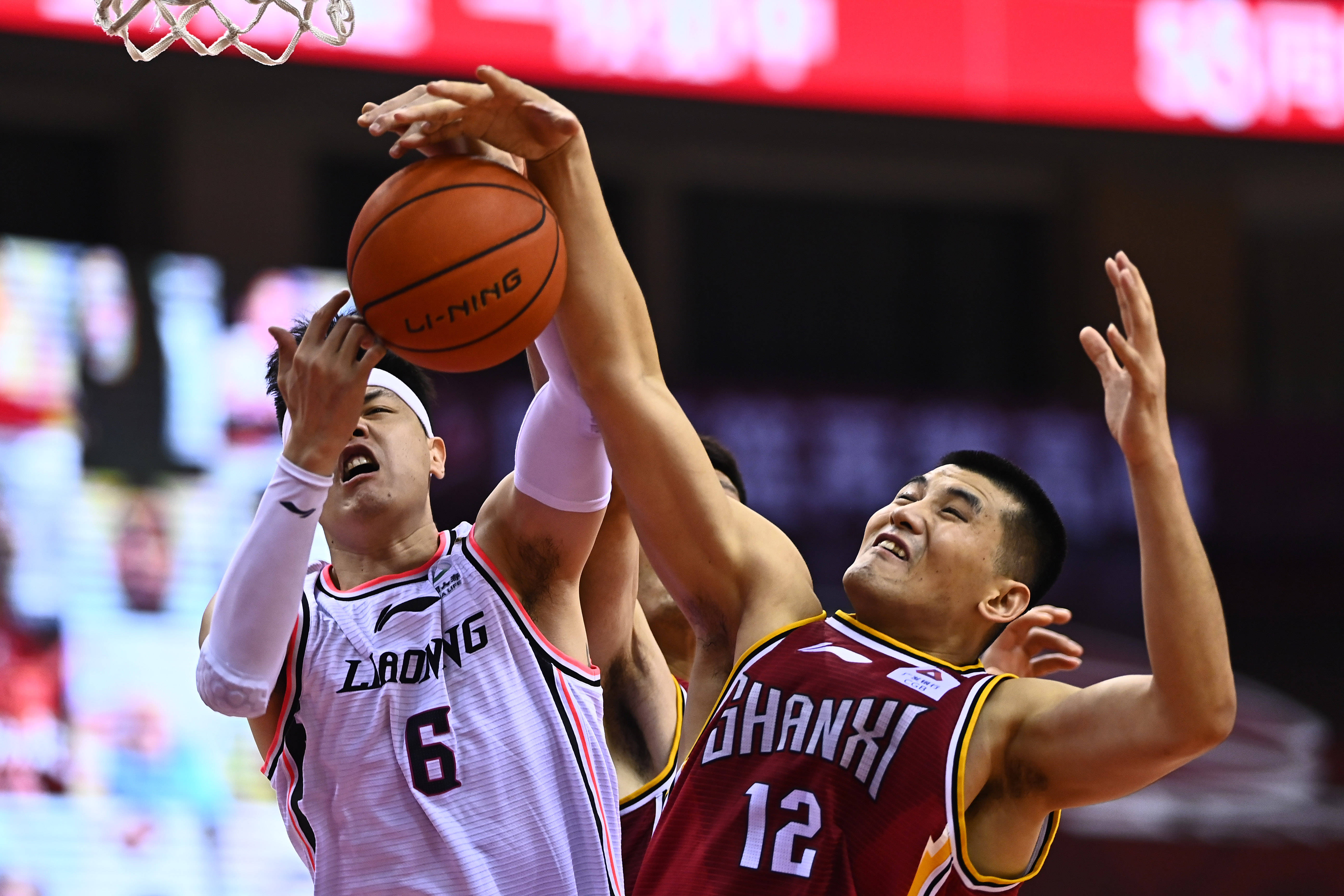 给爷整笑了，曼奇尼假意亲吻布鲁马多，将布鲁马多逗笑（曼奇尼作势亲吻布鲁马多，逗得对方当场大笑）