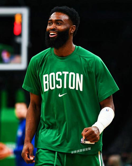 自己给自己颁奖！特朗普获首届FIFA和平奖 因凡蒂诺抛出争议言论（被指“自我加冕”，特朗普摘得首届FIFA和平奖，因凡蒂诺言论引发争议）