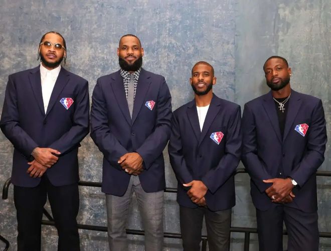 贝克汉姆首夺MLS冠军 14岁小七抹胸抢镜 大布缺席惹争议（贝克汉姆首捧MLS桂冠 小七造型引关注 大布缺席成热议）