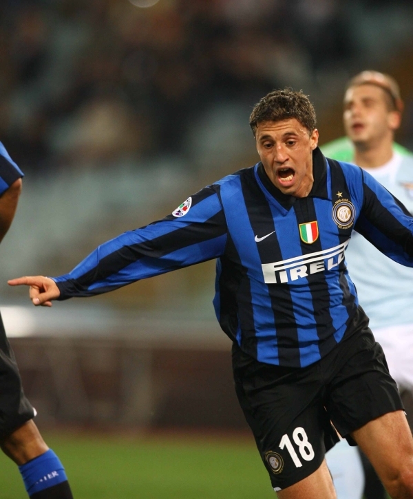 米利亚倒地后被布坎南用球近距离轰了一脚，骂布坎南后遭直红（米利亚倒地遭布坎南近距离砸球，口出恶言后直接染红）