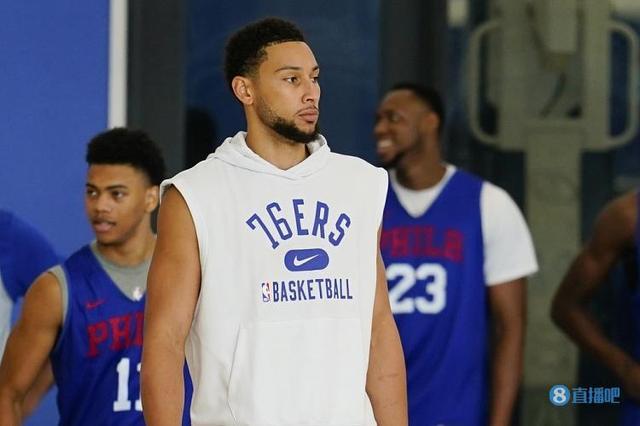 阿斯顿维拉在埃梅里带领下强势冲击英超争冠，与阿森纳激烈争夺榜首。（埃梅里率领阿斯顿维拉强势冲击英超冠军，与阿森纳上演榜首对决）