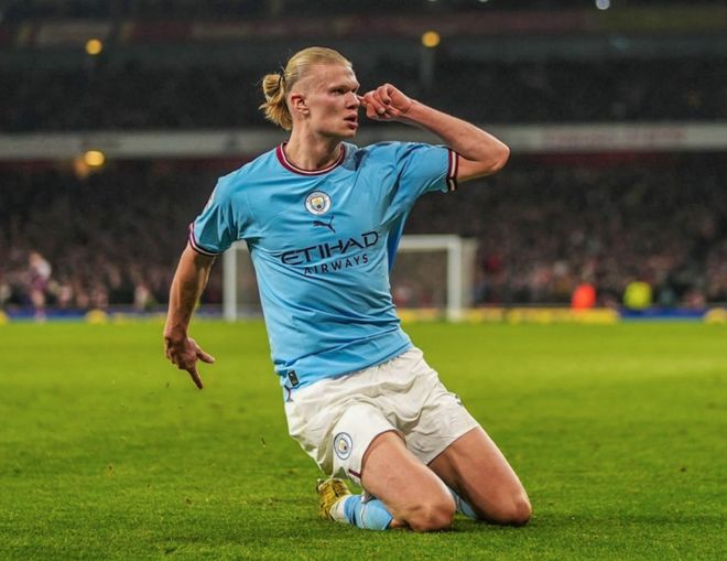 球员受伤倒地，全队围上去（球员倒地受伤，全队纷纷围拢）