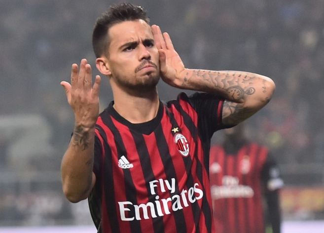 曼联后防连连犯错饱受批评（曼联防线失误不断，备受质疑）